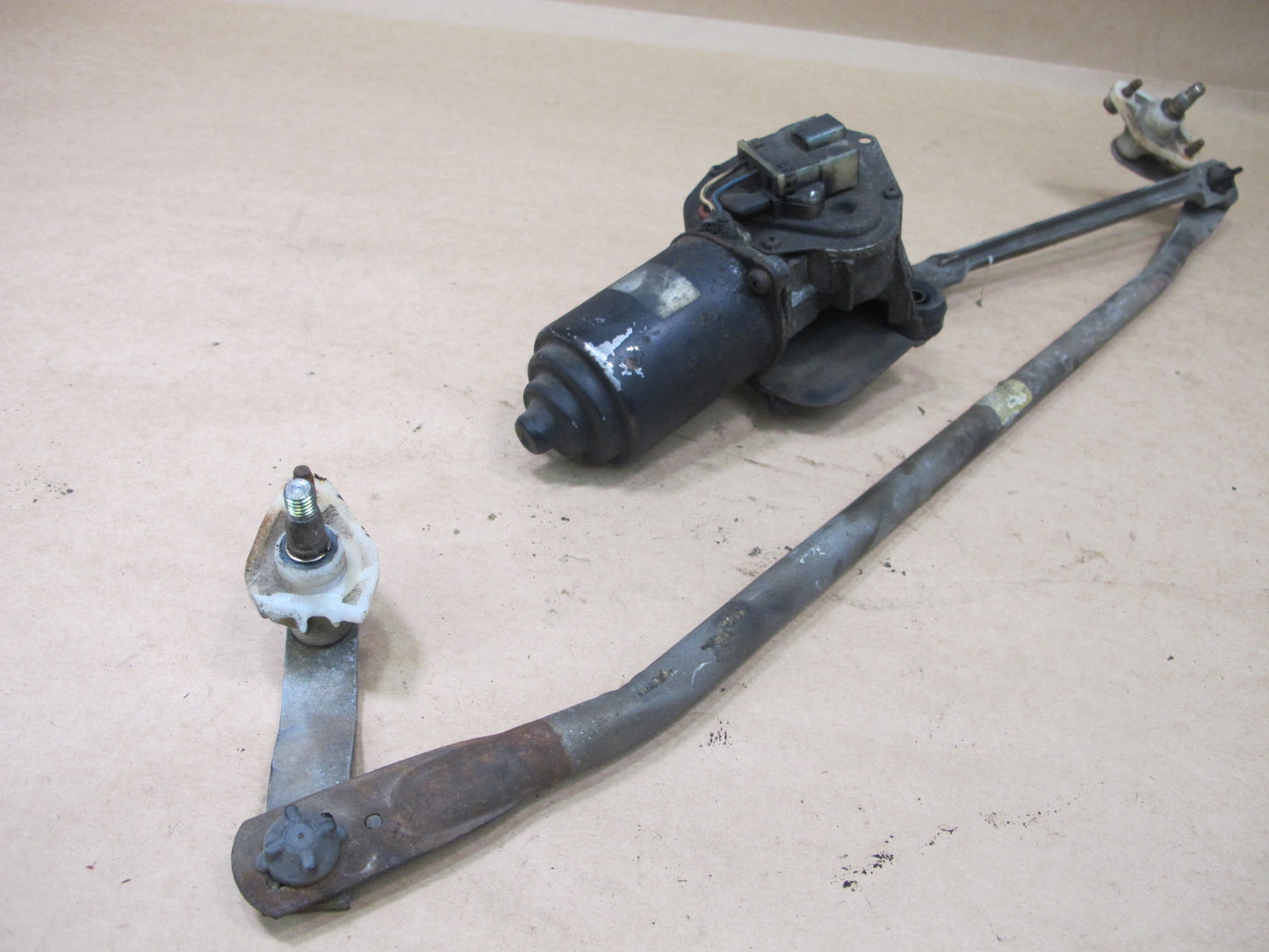 84-89 NISSAN Z31 300ZX WINDSHIELD WIPER TRANSMISSION LINKAGE W MOTOR OEM