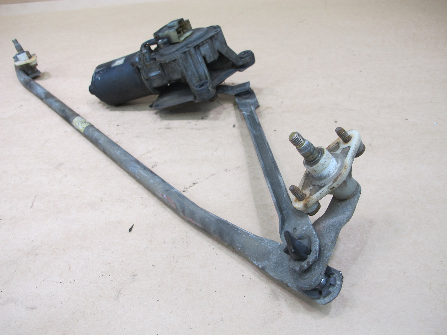 84-89 NISSAN Z31 300ZX WINDSHIELD WIPER TRANSMISSION LINKAGE W MOTOR OEM