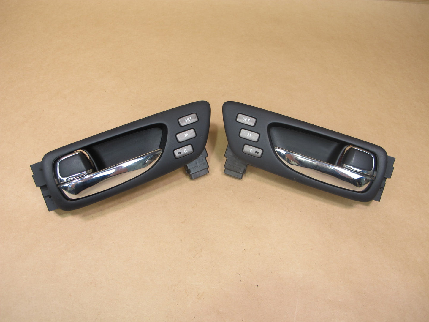 08-16 LEXUS UVF46 LS600h SET OF 2 REAR LEFT & RIGHT DOOR INTERIOR HANDLE OEM