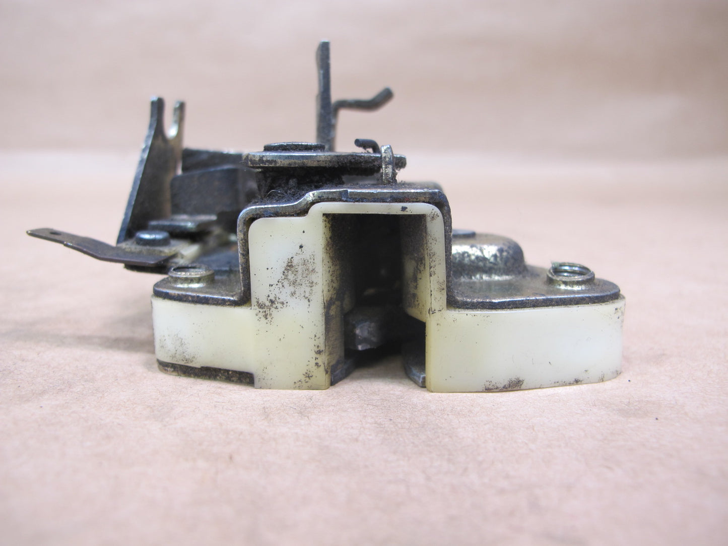 84-86 NISSAN Z31 300ZX REAR TRUNK LOCK LATCH ACTUATOR OEM