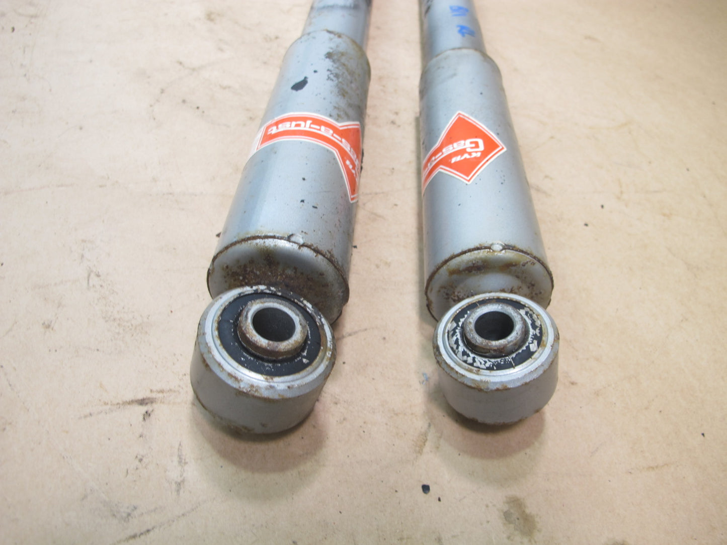 99-01 ISUZU VEHICROSS REAR RIGHT & LEFT SHOCK ABSORBER SET KYB GAS-A-JUST