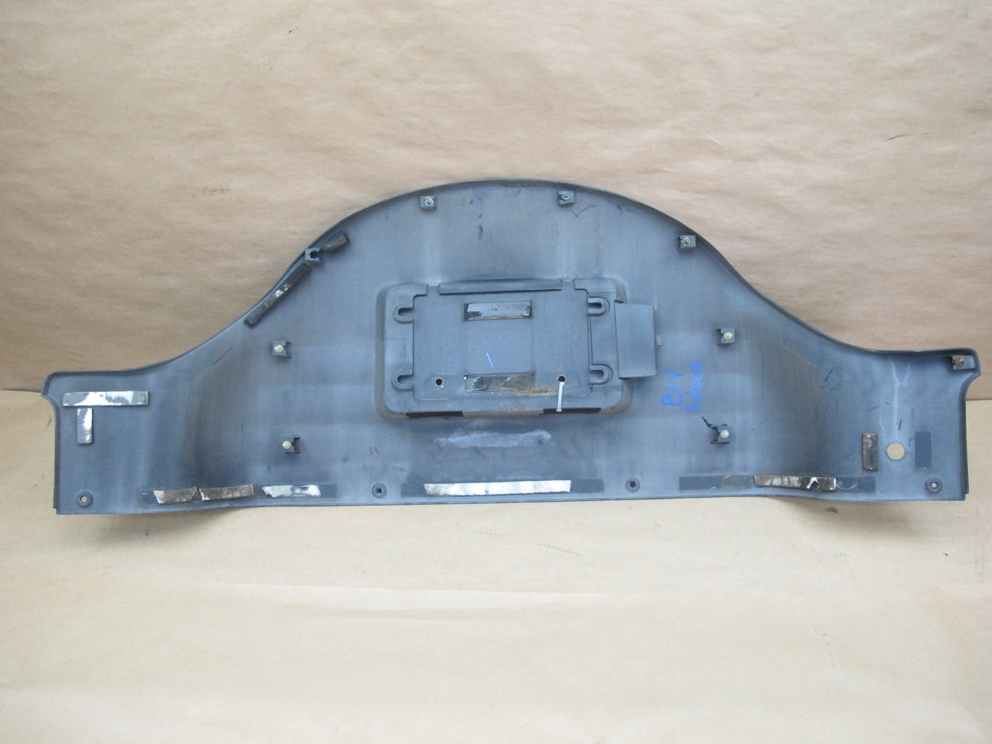 99-01 ISUZU VEHICROSS TAILGATE LOWER PLASTIC PROTECTOR 897144090 OEM