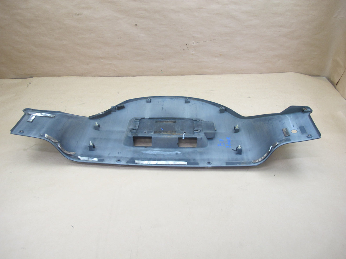 99-01 ISUZU VEHICROSS TAILGATE LOWER PLASTIC PROTECTOR 897144090 OEM