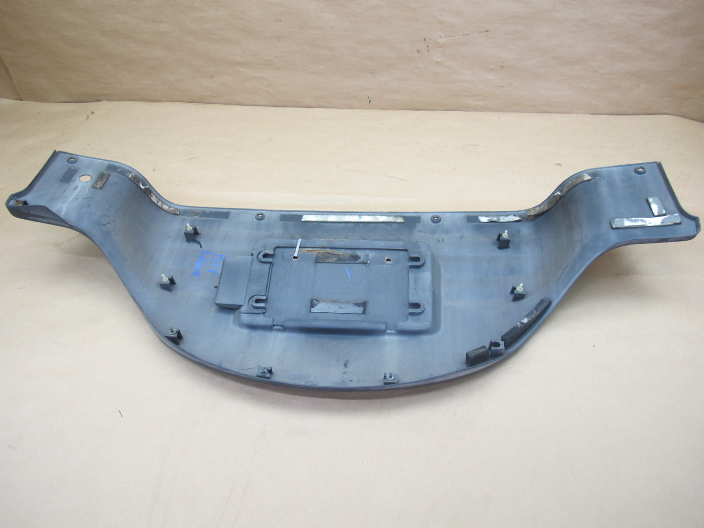 99-01 ISUZU VEHICROSS TAILGATE LOWER PLASTIC PROTECTOR 897144090 OEM