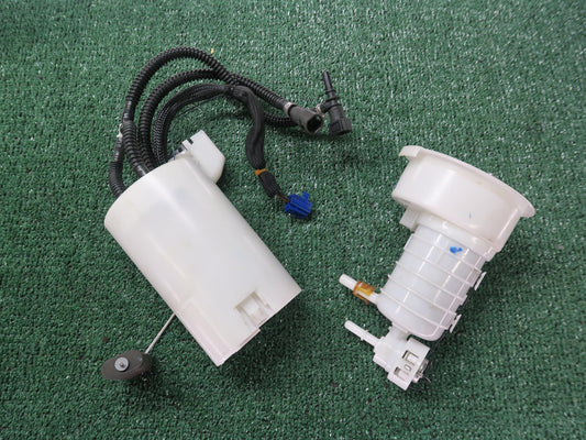 2009-2016 BMW Z4 E89 35iS N54 Fuel Pump & Regulator Assembly OEM