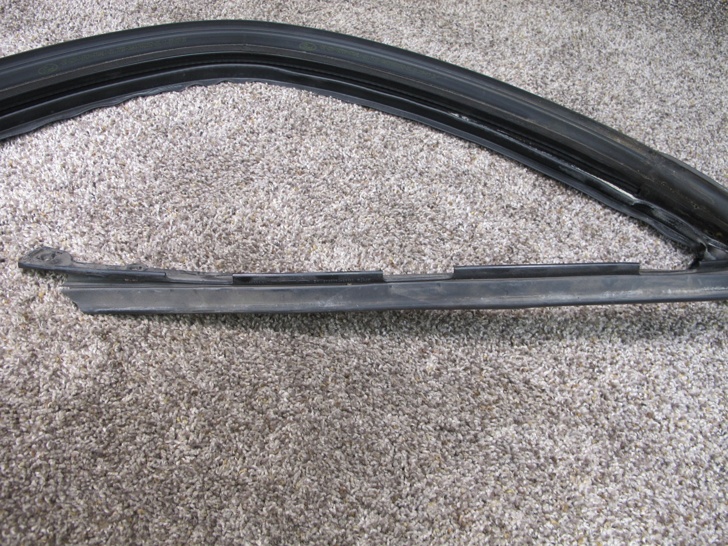 02-05 FORD THUNDERBIRD FRONT WINDSHIELD WEATHERSTRIP RUBBER SEAL OEM