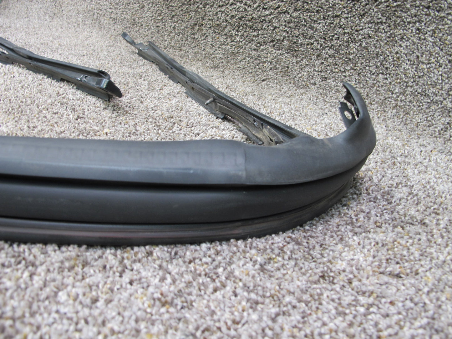 02-05 FORD THUNDERBIRD FRONT WINDSHIELD WEATHERSTRIP RUBBER SEAL OEM