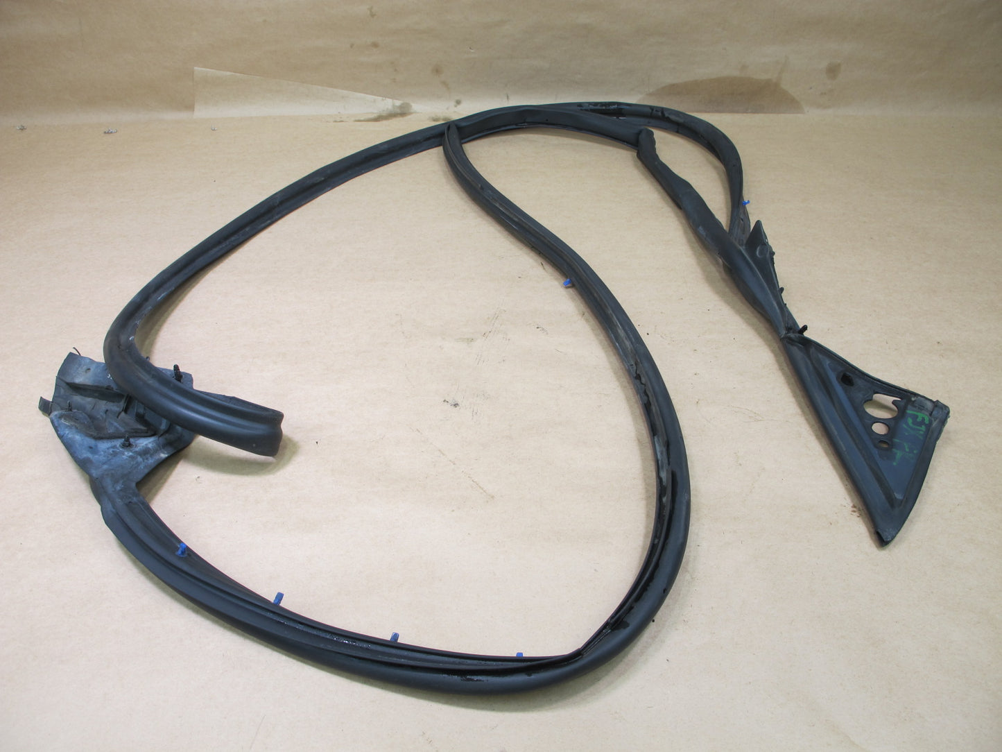 97-06 JAGUAR XK8 X100 FRONT RIGHT DOOR WEATHERSTRIP RUBBER SEAL OEM