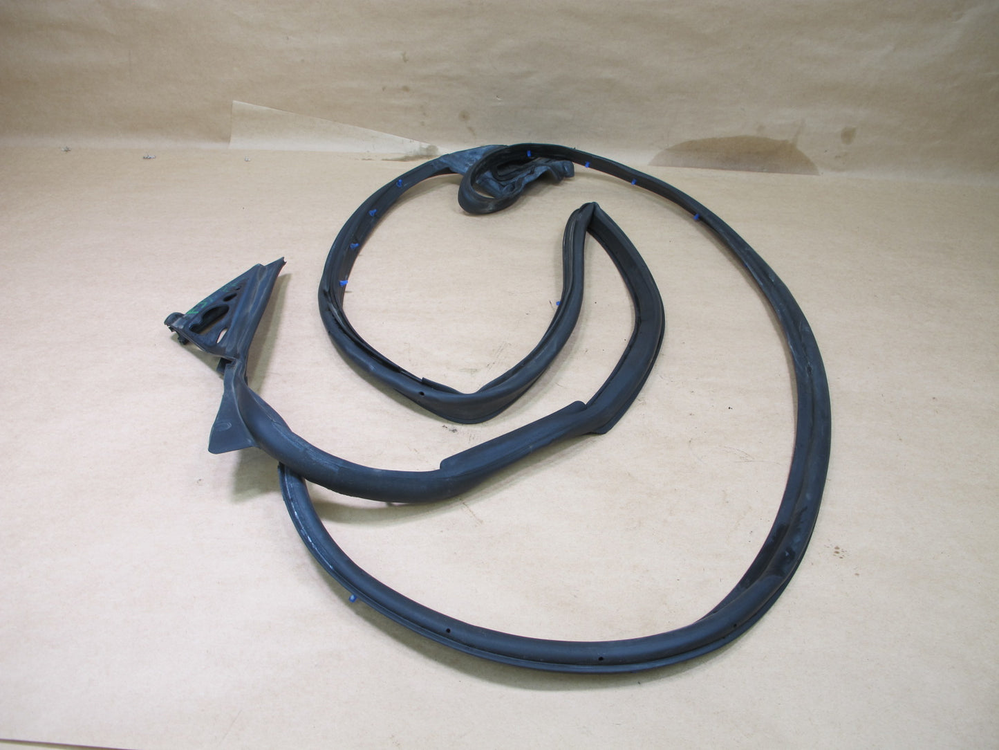 97-06 JAGUAR XK8 X100 FRONT RIGHT DOOR WEATHERSTRIP RUBBER SEAL OEM