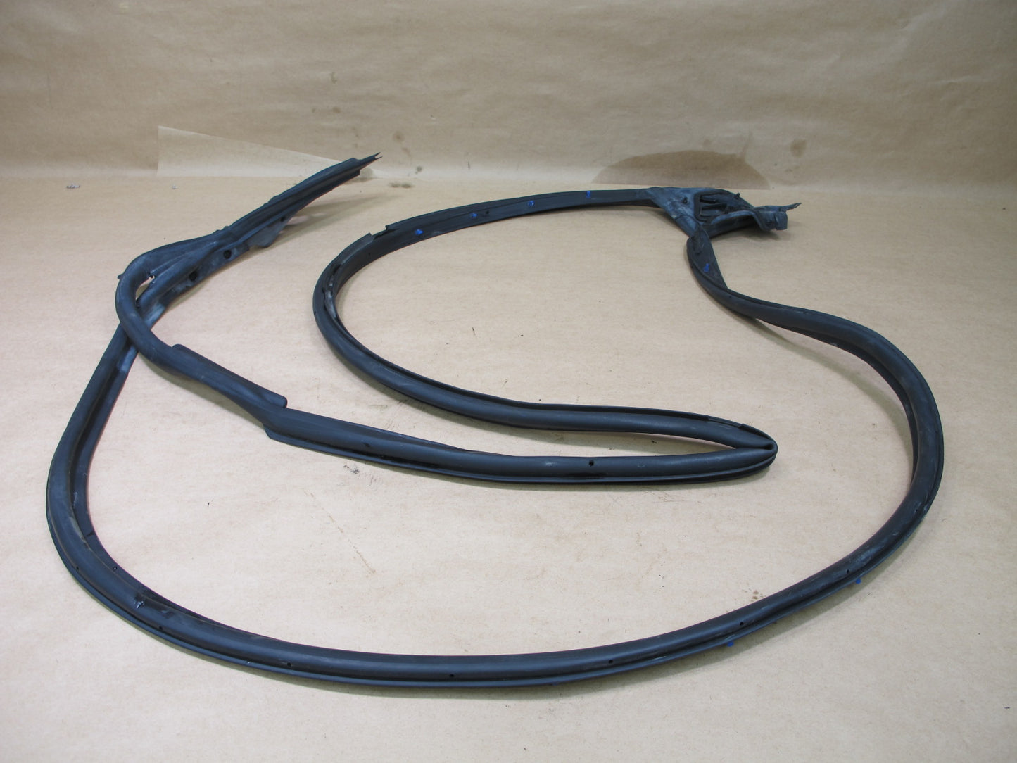 97-06 JAGUAR XK8 X100 FRONT RIGHT DOOR WEATHERSTRIP RUBBER SEAL OEM