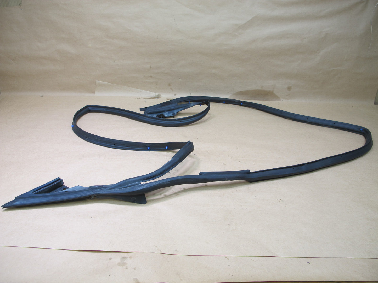 97-06 JAGUAR XK8 X100 FRONT RIGHT DOOR WEATHERSTRIP RUBBER SEAL OEM