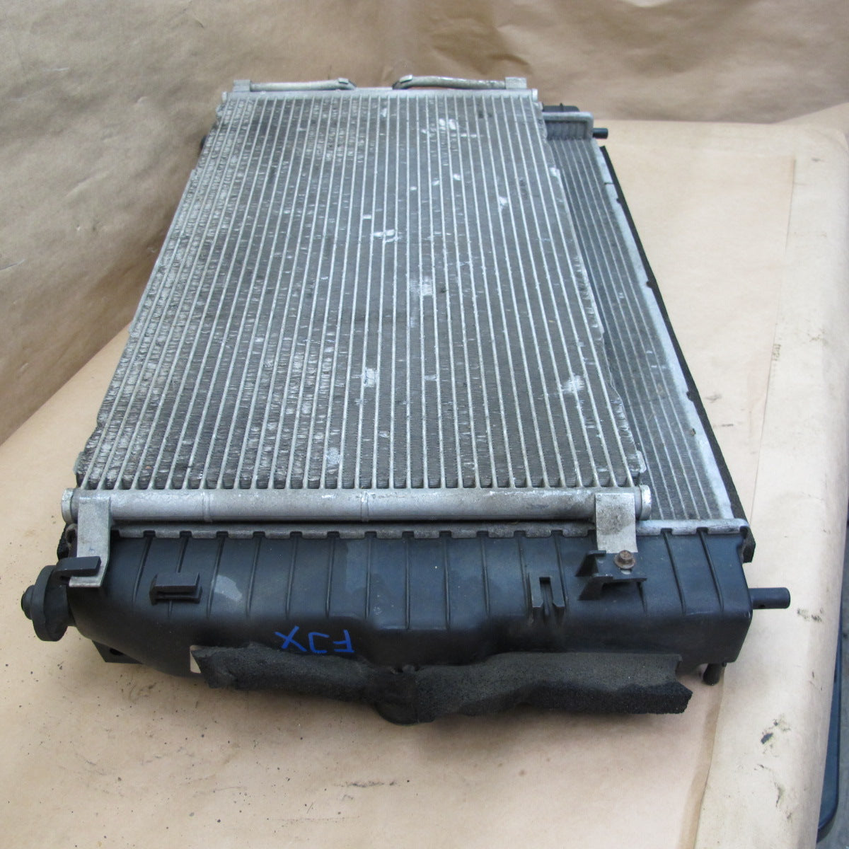 04-06 JAGUAR X100 XK8 4.2L ENGINE COOLING RADIATOR W A/C CONDENSER OEM