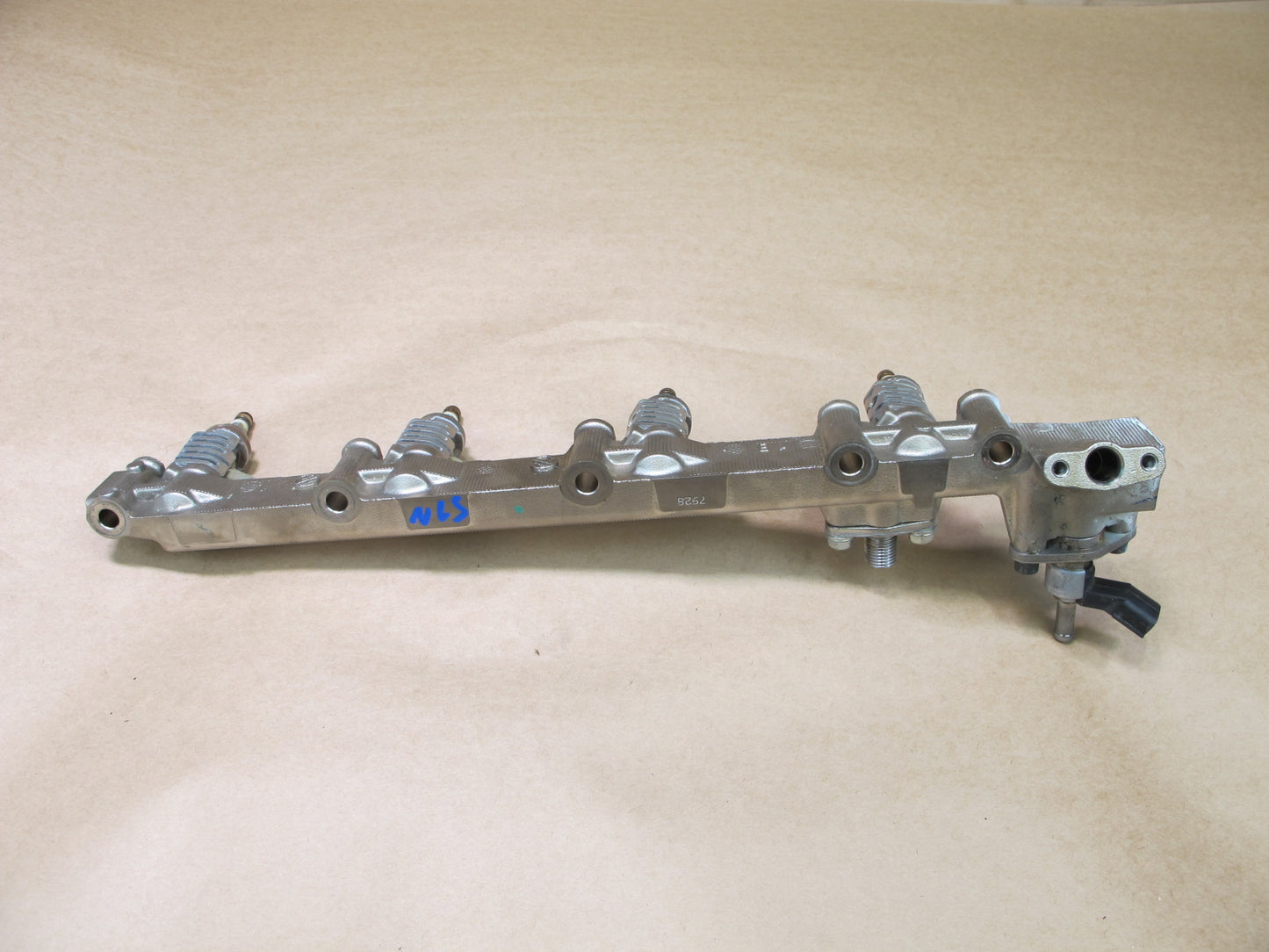 08-09 LEXUS UVF46 LS600hL LOWER FUEL RAIL W INJECTOR SET OEM