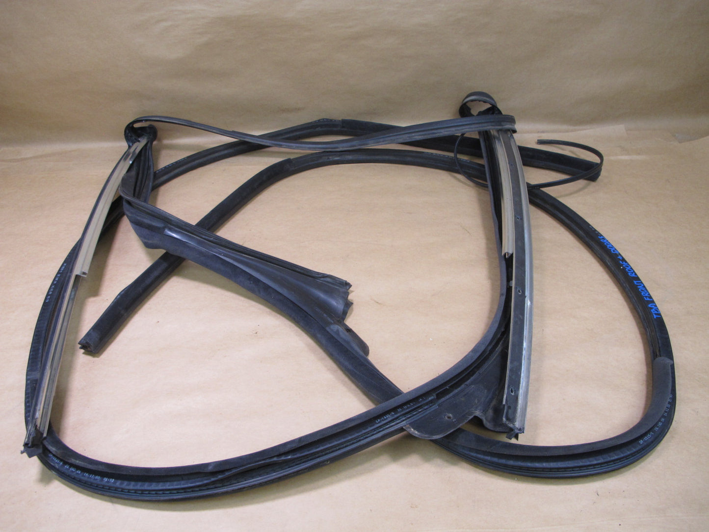 01-06 BMW E46 CONVERTIBLE WINDSHIELD DOOR WEATHERSTRIP RUBBER SEAL OEM