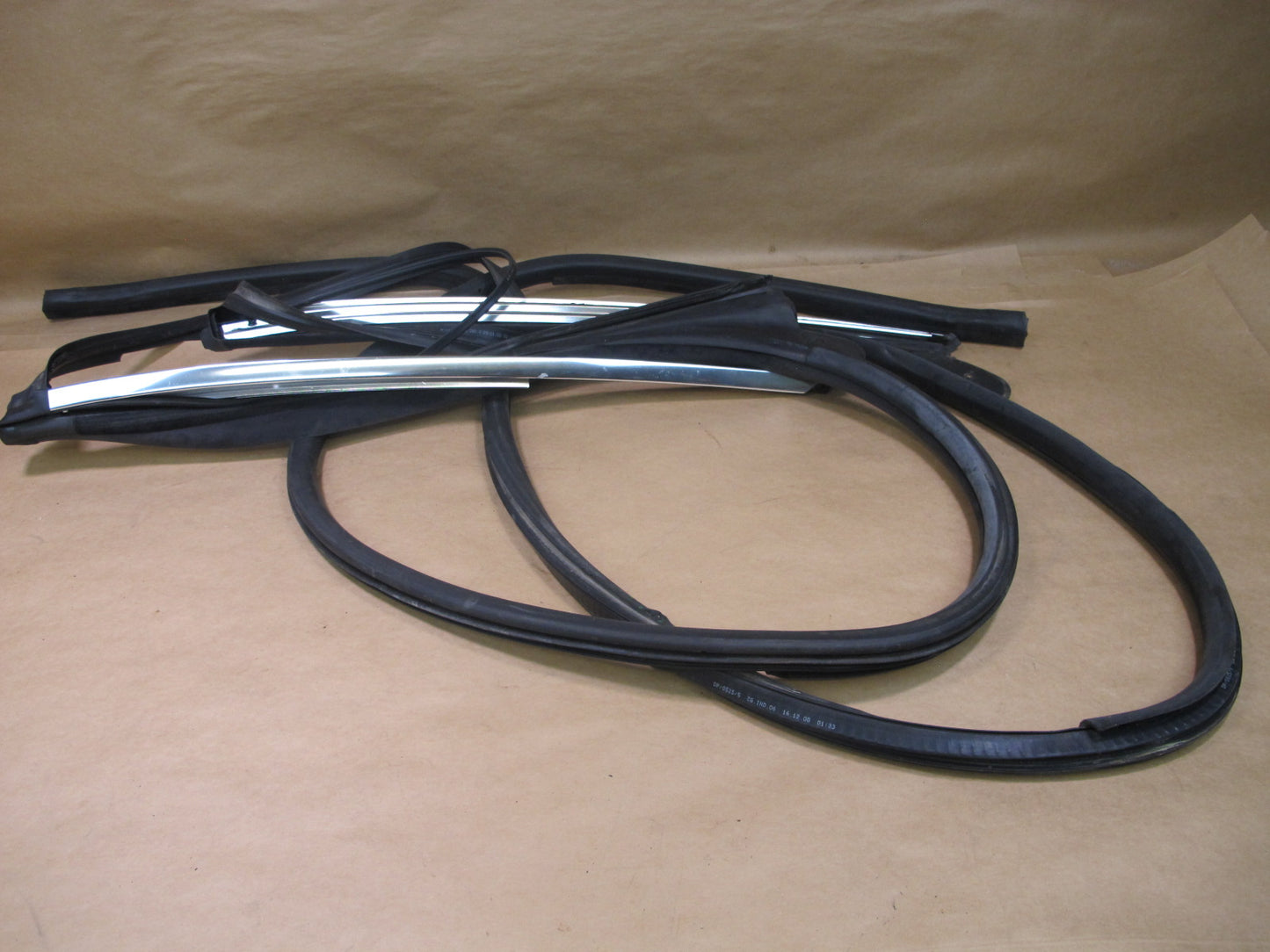 01-06 BMW E46 CONVERTIBLE WINDSHIELD DOOR WEATHERSTRIP RUBBER SEAL OEM