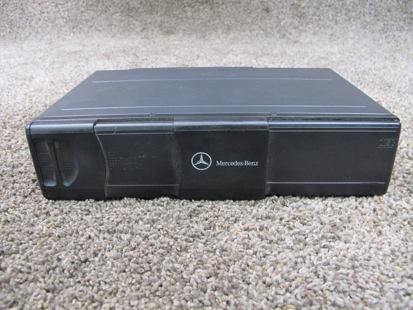 03-08 MERCEDES R230 SL-CLASS CD CHANGER W MAGAZINE 2038703389 OEM