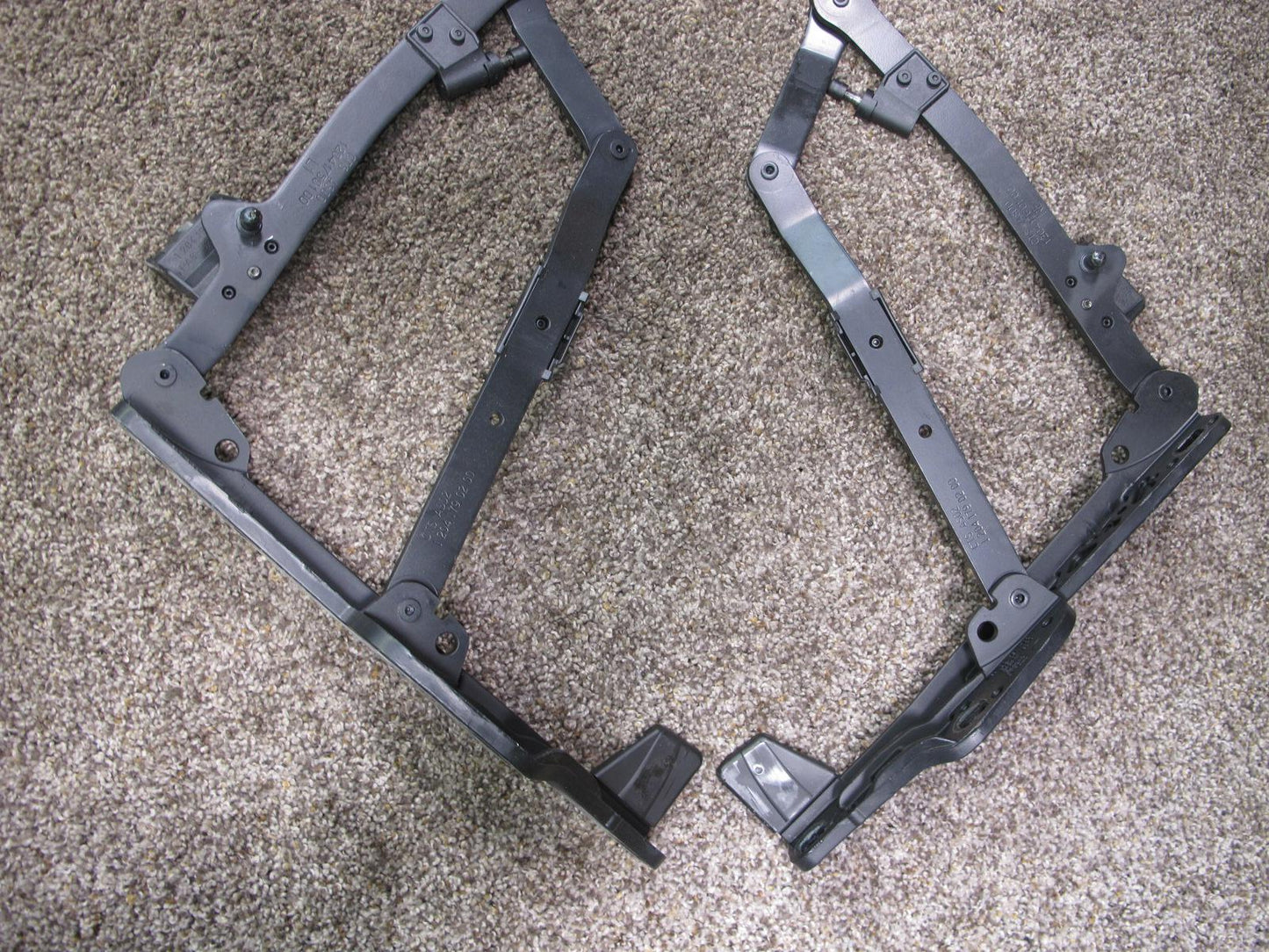 03-08 MERCEDES R230 SL-CLASS CONVERTIBLE SET OF 2 TOP ROOF HINGE FRAME OEM