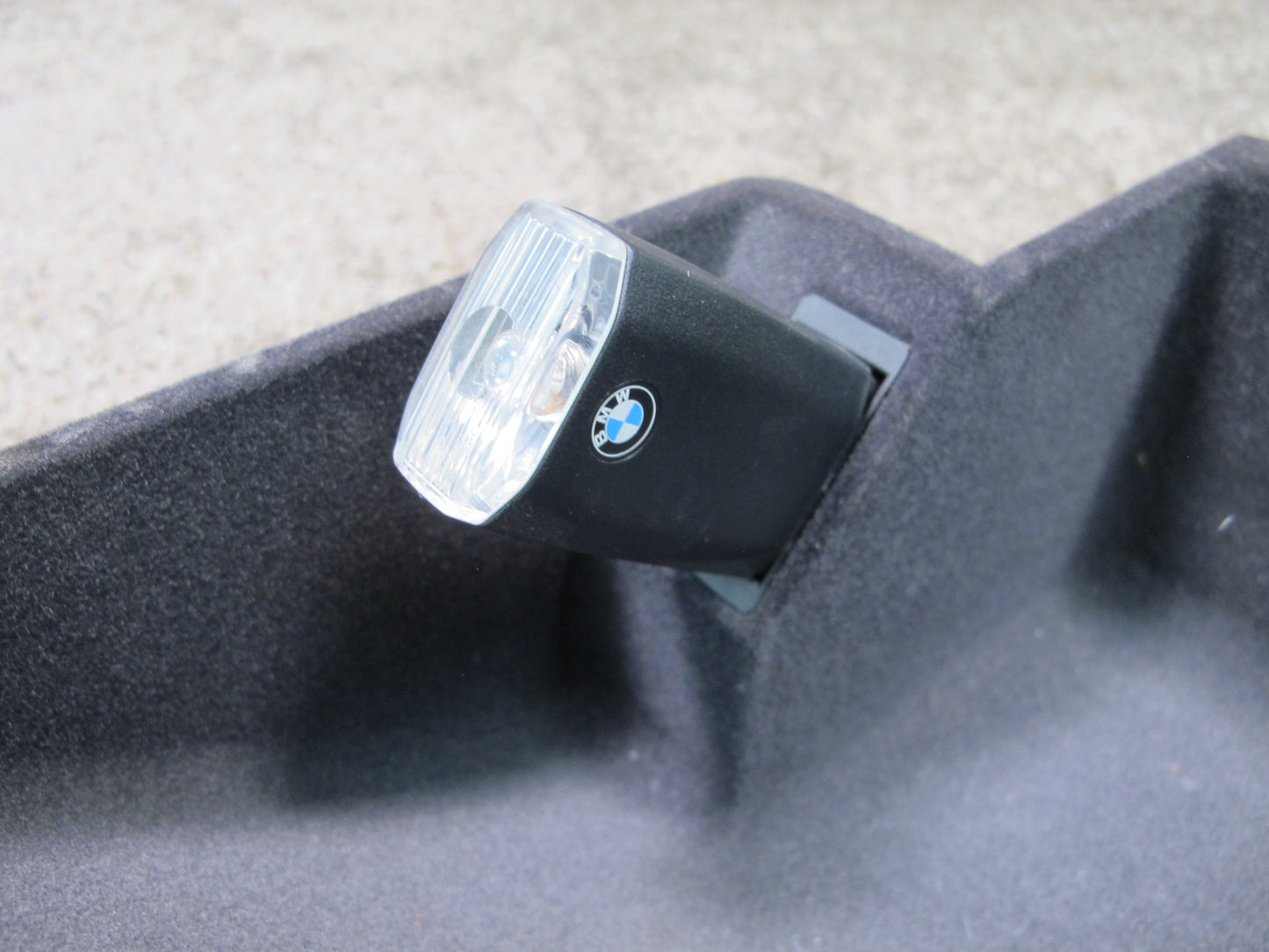 97-03 BMW E39 5-SERIES GLOVE BOX & RECHARGEABLE FLASH LIGHT OEM