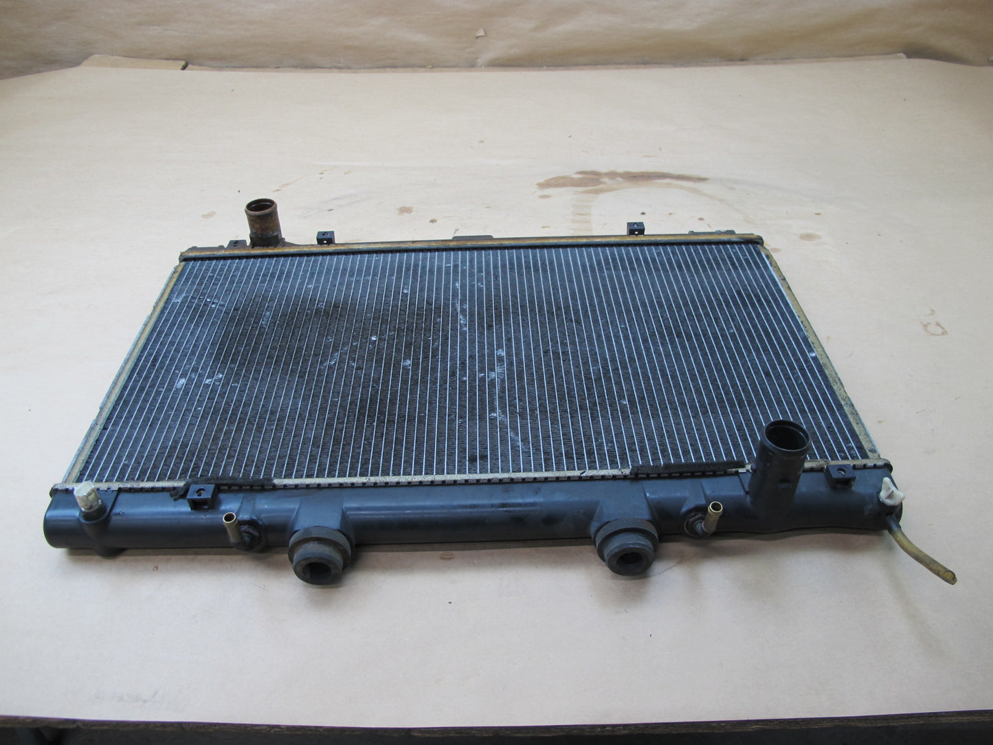 95-00 LEXUS UCF20 LS400 ENGINE COOLING RADIATOR W SHROUD 422130-9411 OEM