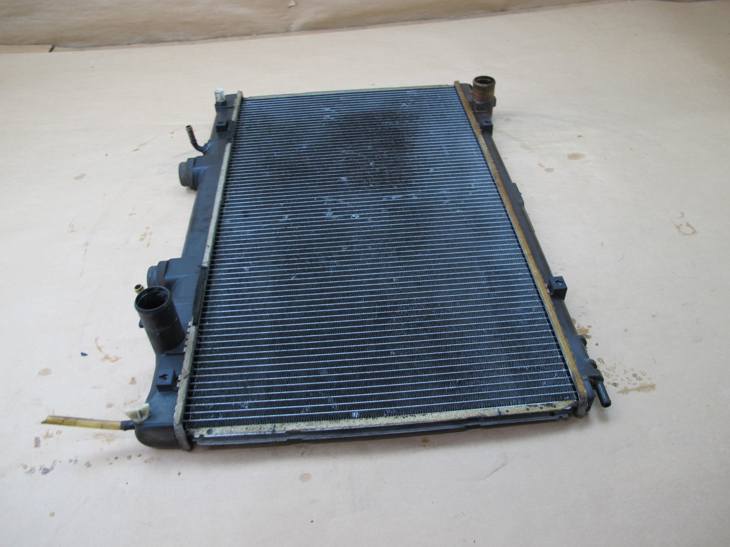 95-00 LEXUS UCF20 LS400 ENGINE COOLING RADIATOR W SHROUD 422130-9411 OEM