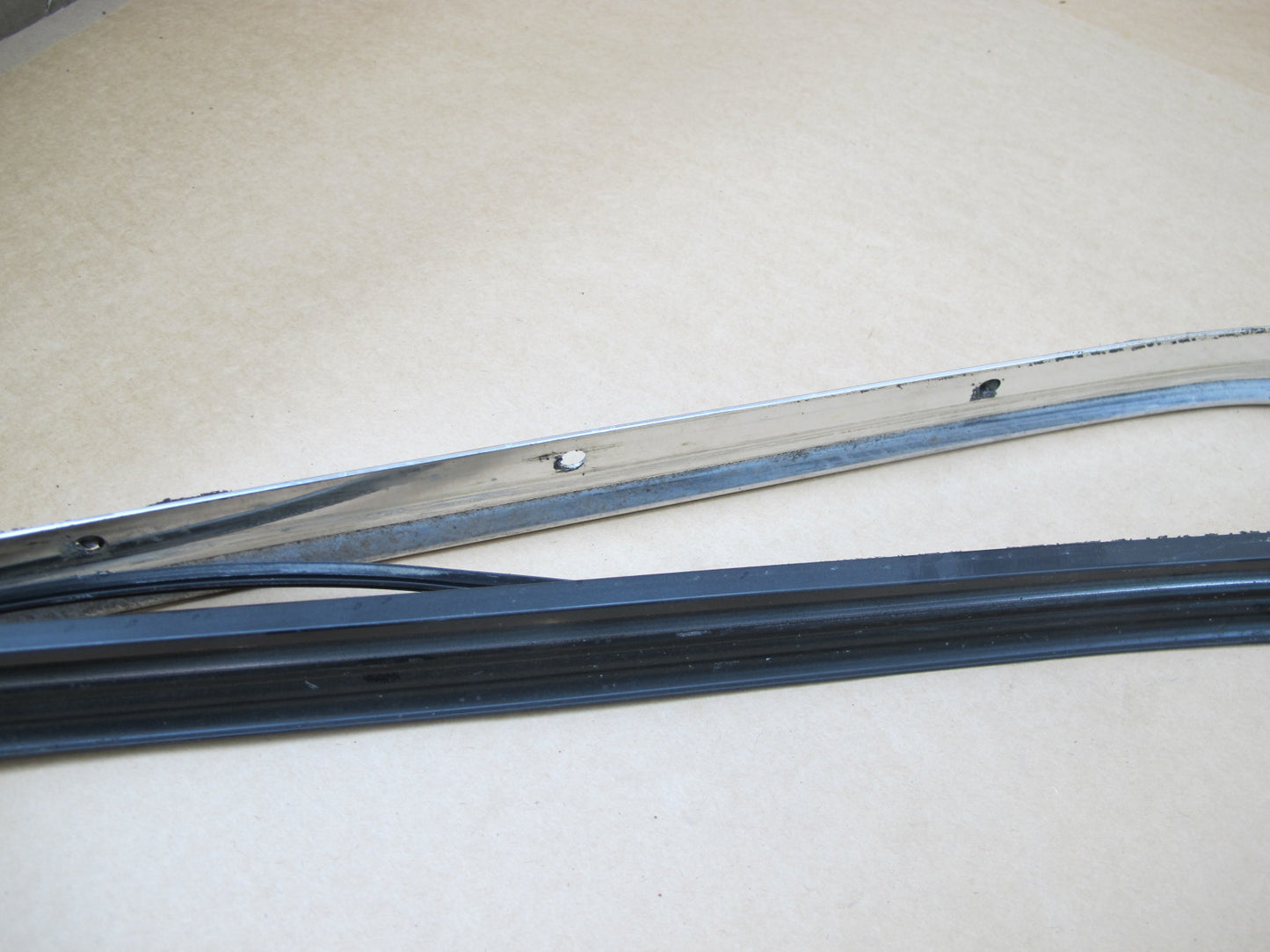 86-91 MERCEDES W126 C126 COUPE SET OF 2 DOOR ROOF UPPER CHROME TRIM SEAL OEM