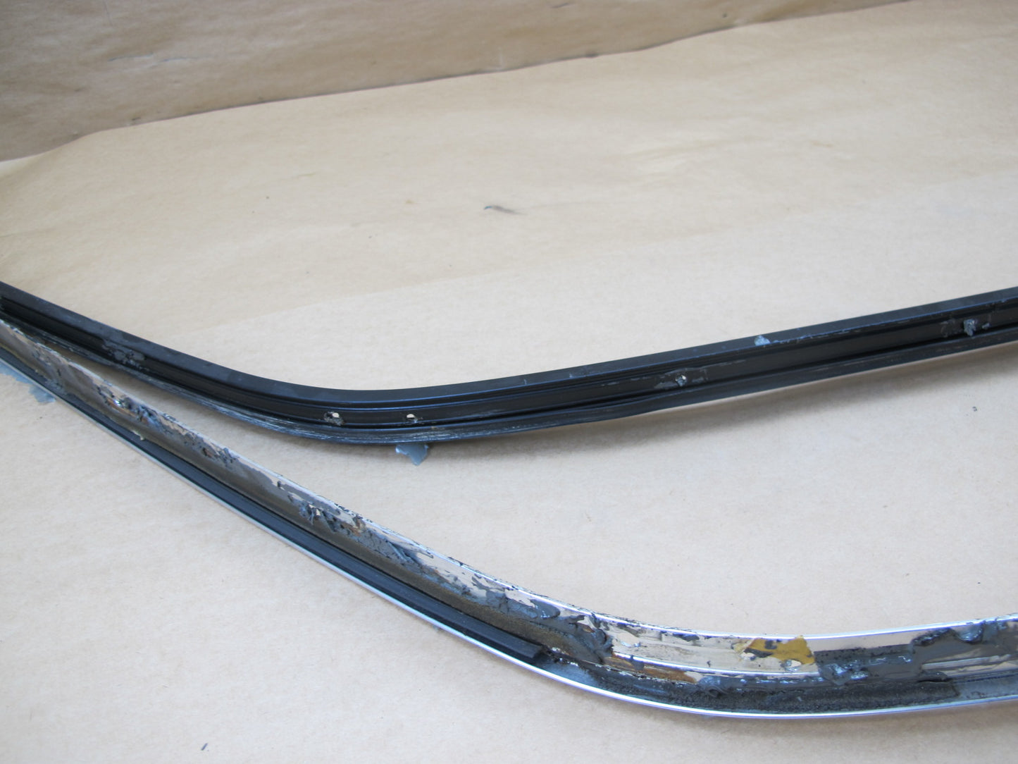 86-91 MERCEDES W126 C126 COUPE SET OF 2 DOOR ROOF UPPER CHROME TRIM SEAL OEM