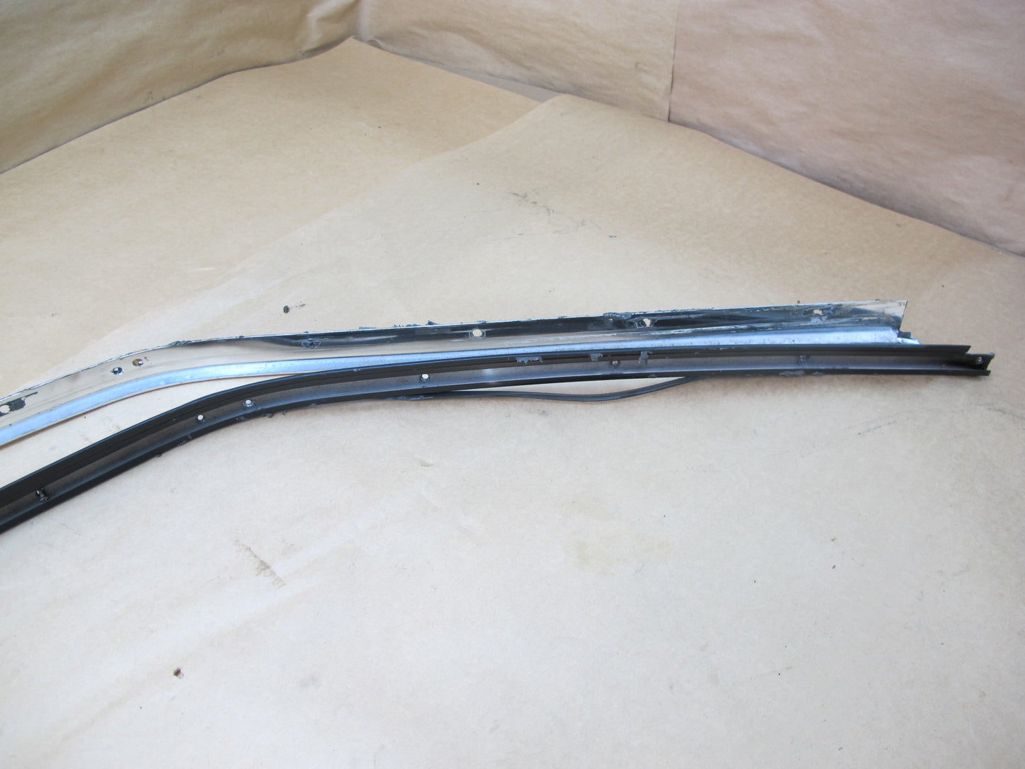 86-91 MERCEDES W126 C126 COUPE SET OF 2 DOOR ROOF UPPER CHROME TRIM SEAL OEM