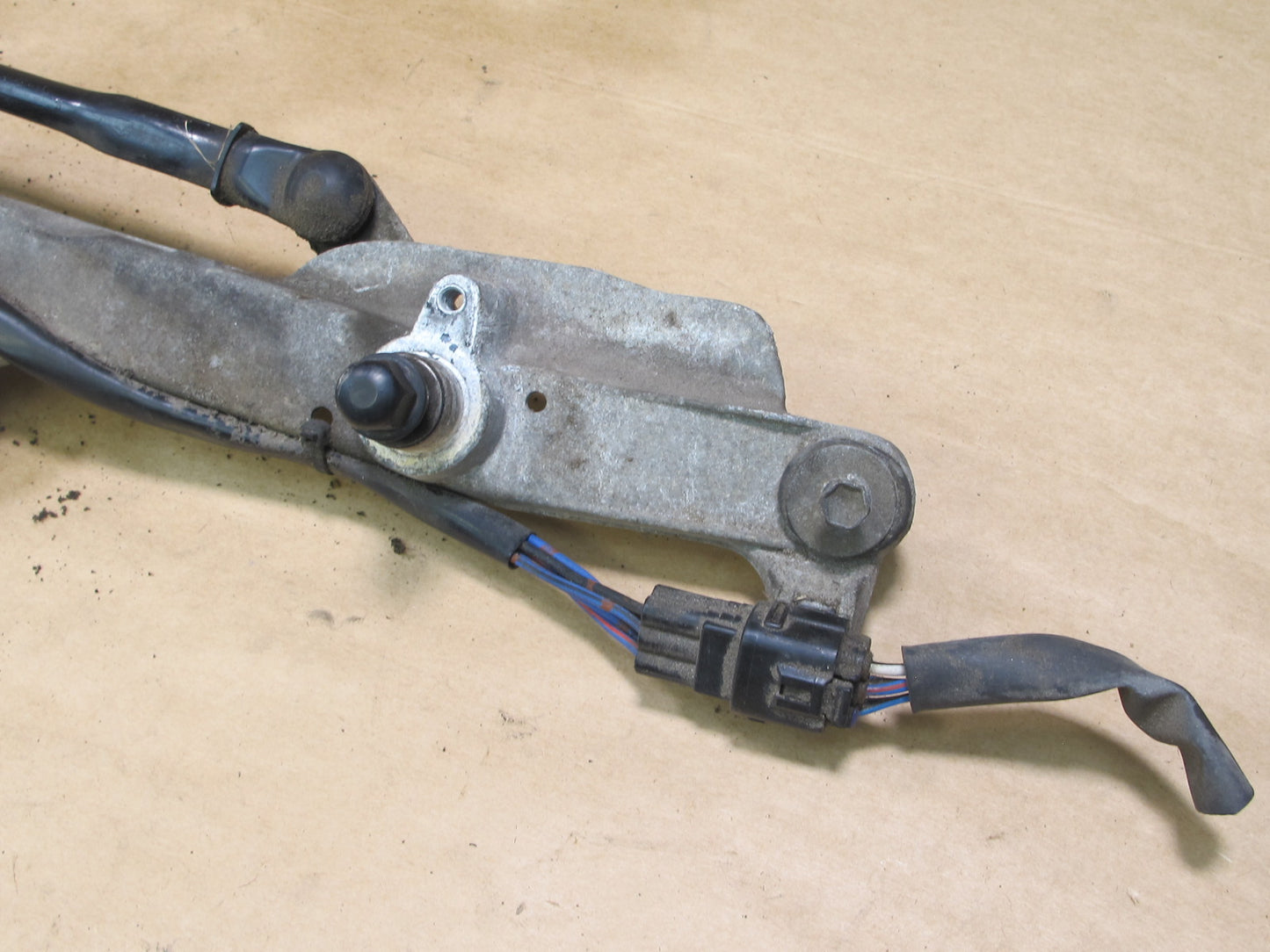 95-00 LEXUS LS400 UCF20 WINDSHIELD WIPER TRANSMISSION LINKAGE W/ MOTOR OEM