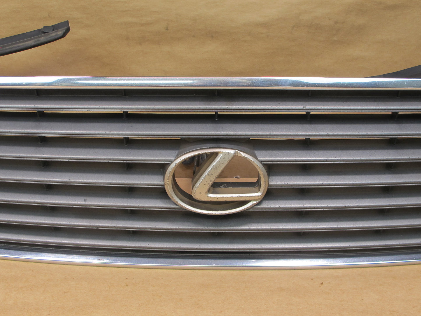 95-97 LEXUS LS400 UCF20 FRONT BUMPER UPPER GRILLE W/ EMBLEM OEM