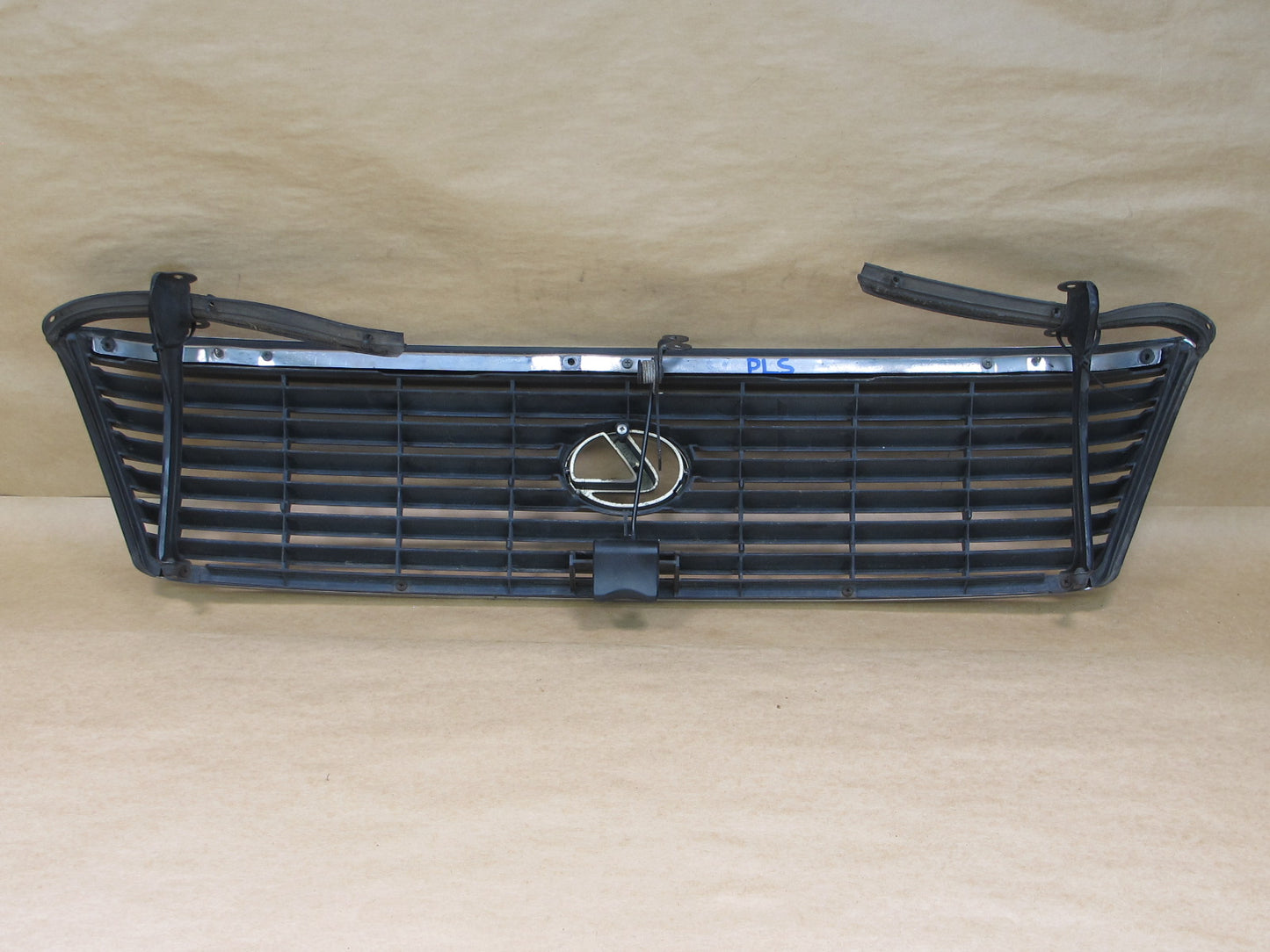 95-97 LEXUS LS400 UCF20 FRONT BUMPER UPPER GRILLE W/ EMBLEM OEM