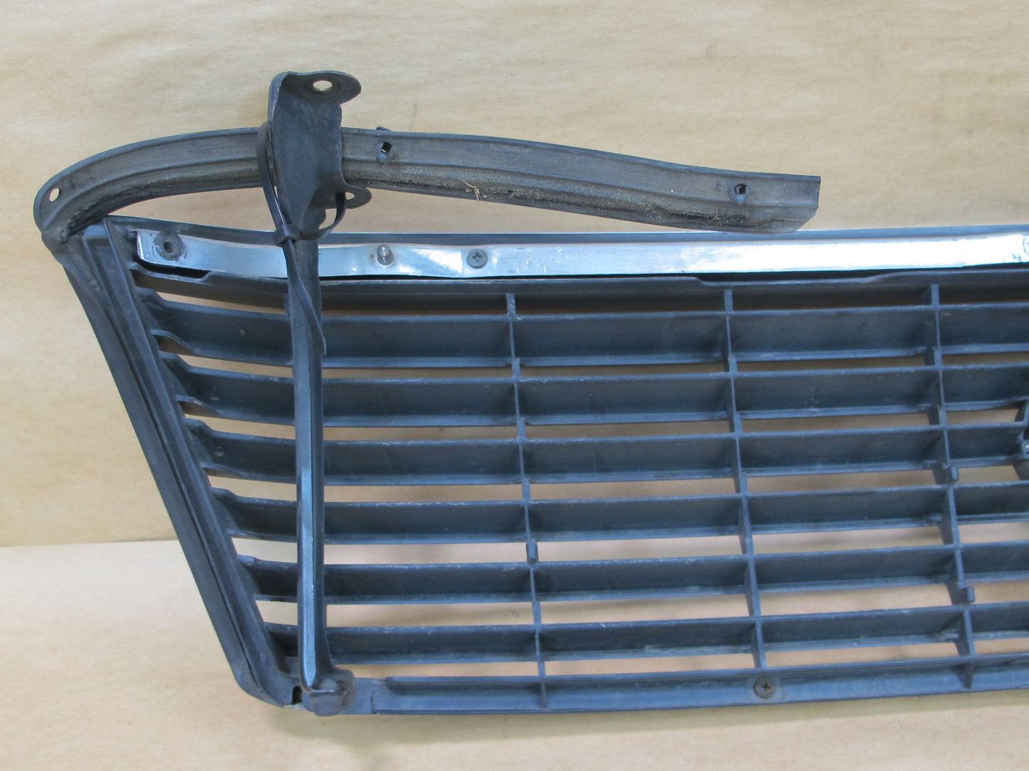 95-97 LEXUS LS400 UCF20 FRONT BUMPER UPPER GRILLE W/ EMBLEM OEM