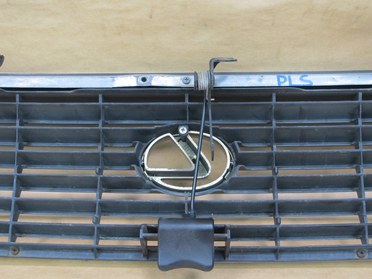 95-97 LEXUS LS400 UCF20 FRONT BUMPER UPPER GRILLE W/ EMBLEM OEM