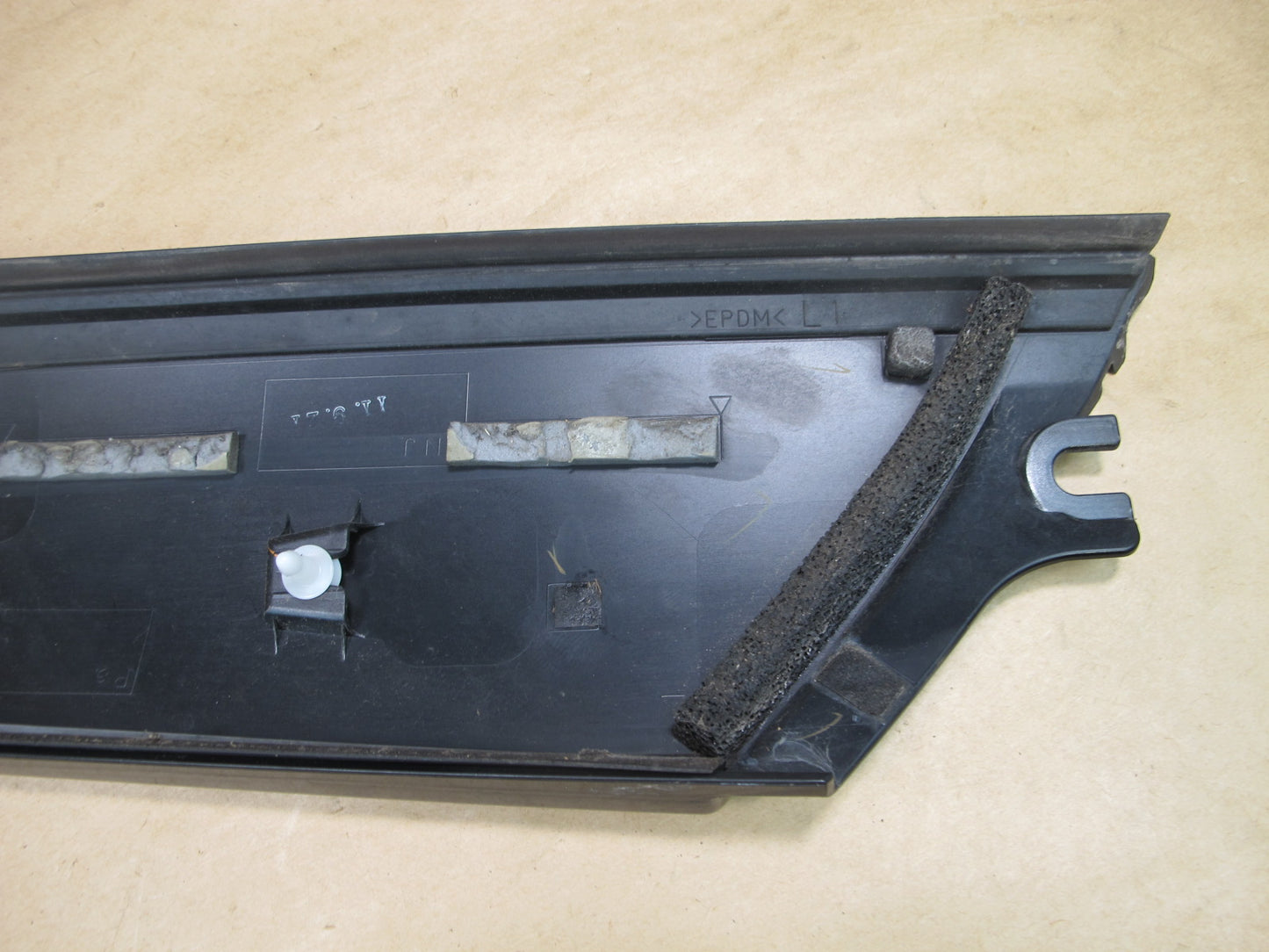 2011-2013 INFINITI QX56 FRONT RIGHT LEFT OUTER A PILLAR FINISHER MOLDING SET