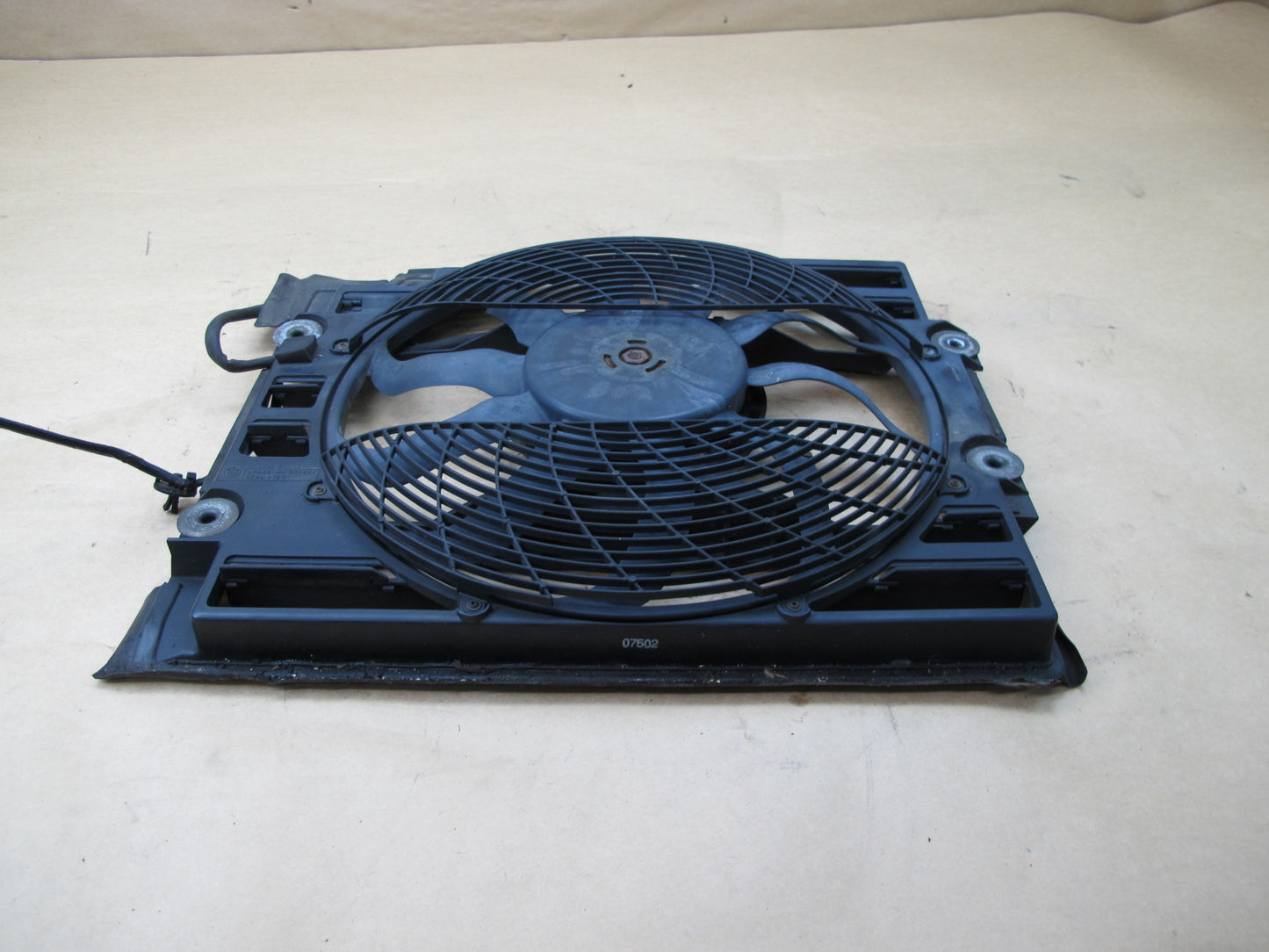 99-03 BMW E39 5-SERIES AC RADIATOR COOLING FAN & SHROUD 6909895 OEM