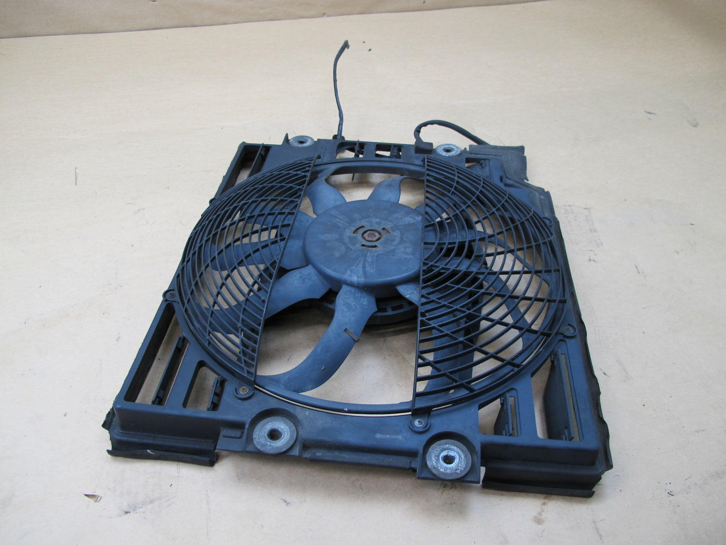 99-03 BMW E39 5-SERIES AC RADIATOR COOLING FAN & SHROUD 6909895 OEM