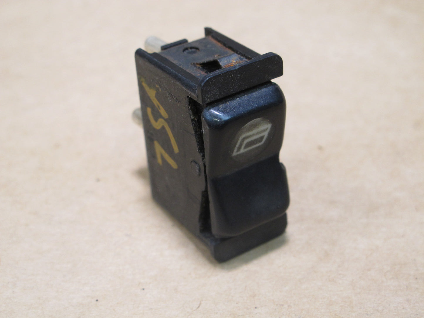 73-80 MERCEDES R107 SL-CLASS LEFT OR RIGHT DOOR WINDOW SWITCH