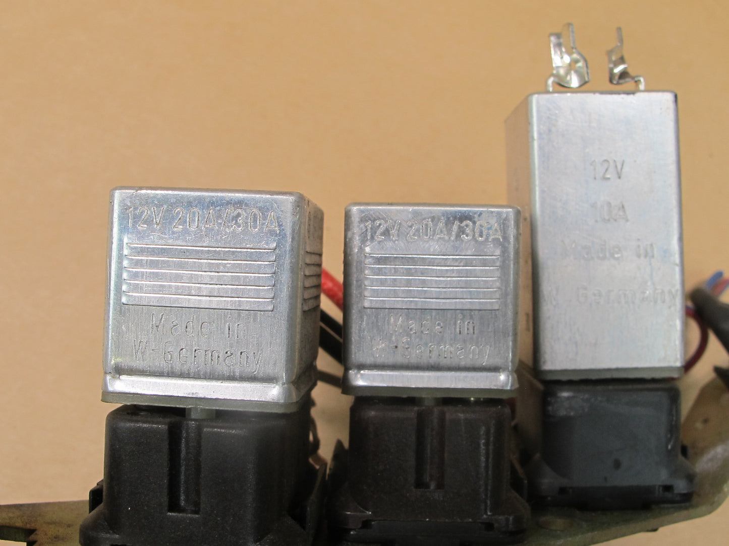 73-85 MERCEDES R107 SET OF 3 RELAY MODULE W BRACKET OEM