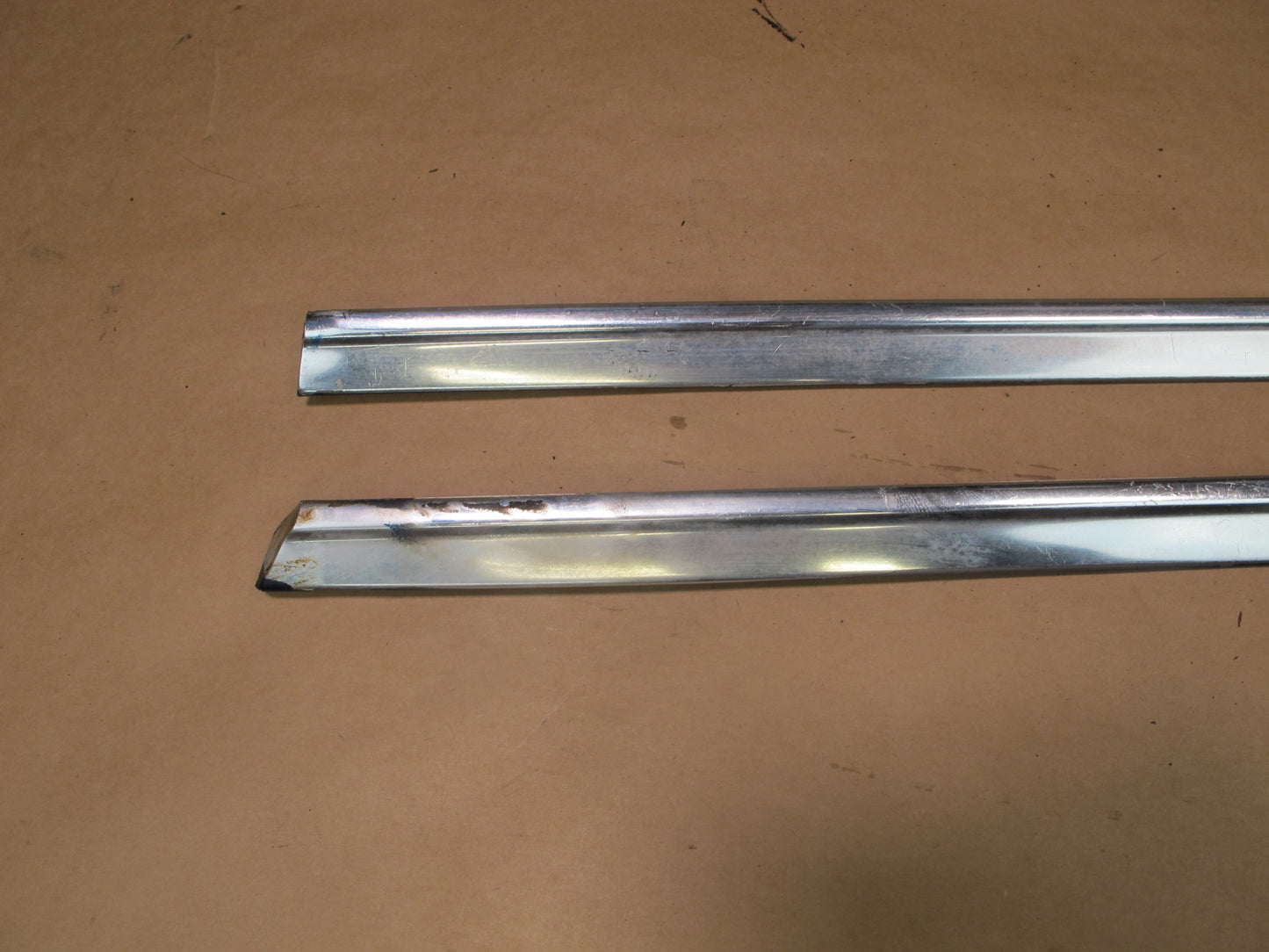 73-85 MERCEDES R107 SET OF 2 FRONT LEFT & RIGHT CHROME TRIM MOLDING COVER OEM