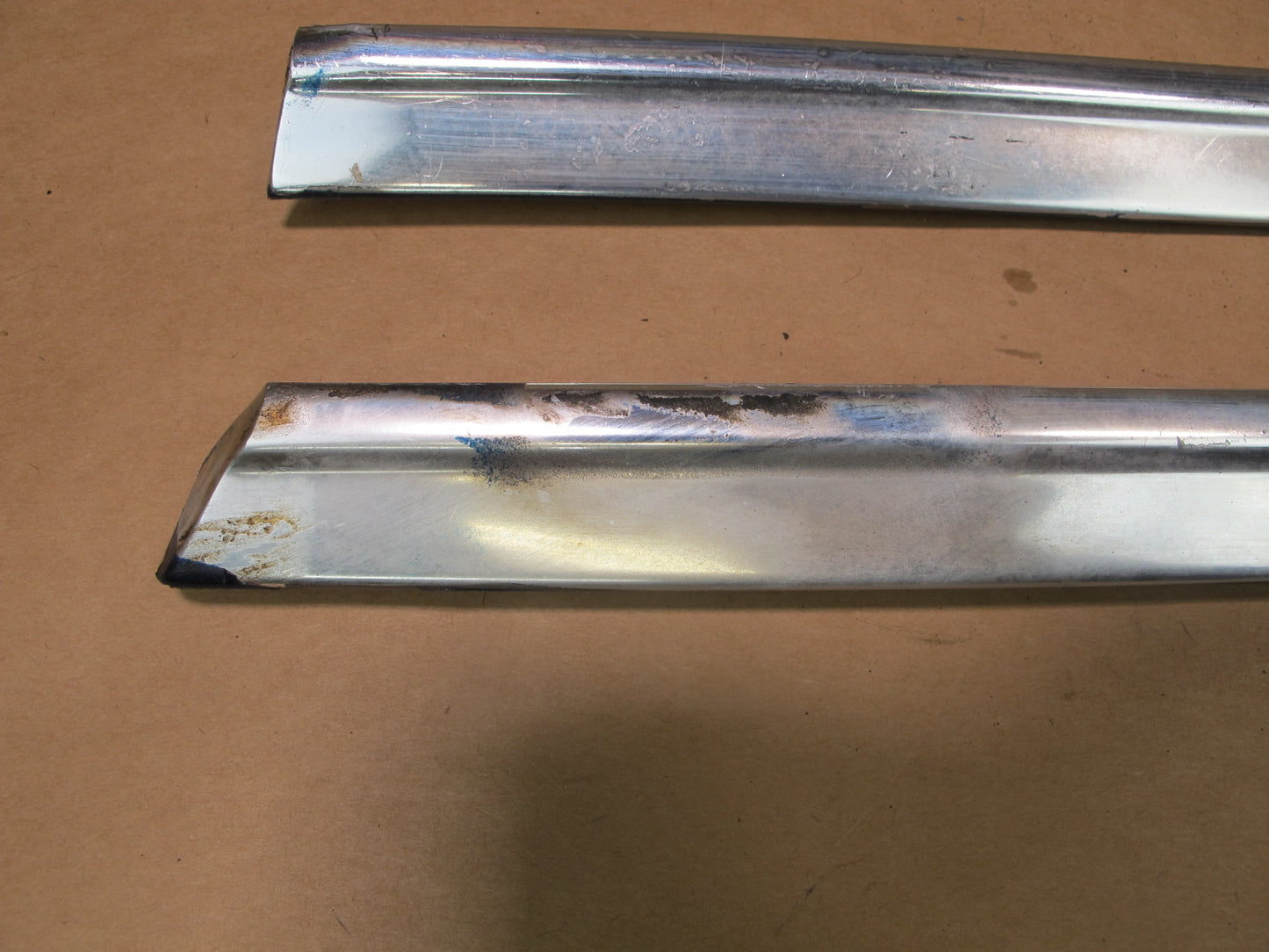 73-85 MERCEDES R107 SET OF 2 FRONT LEFT & RIGHT CHROME TRIM MOLDING COVER OEM