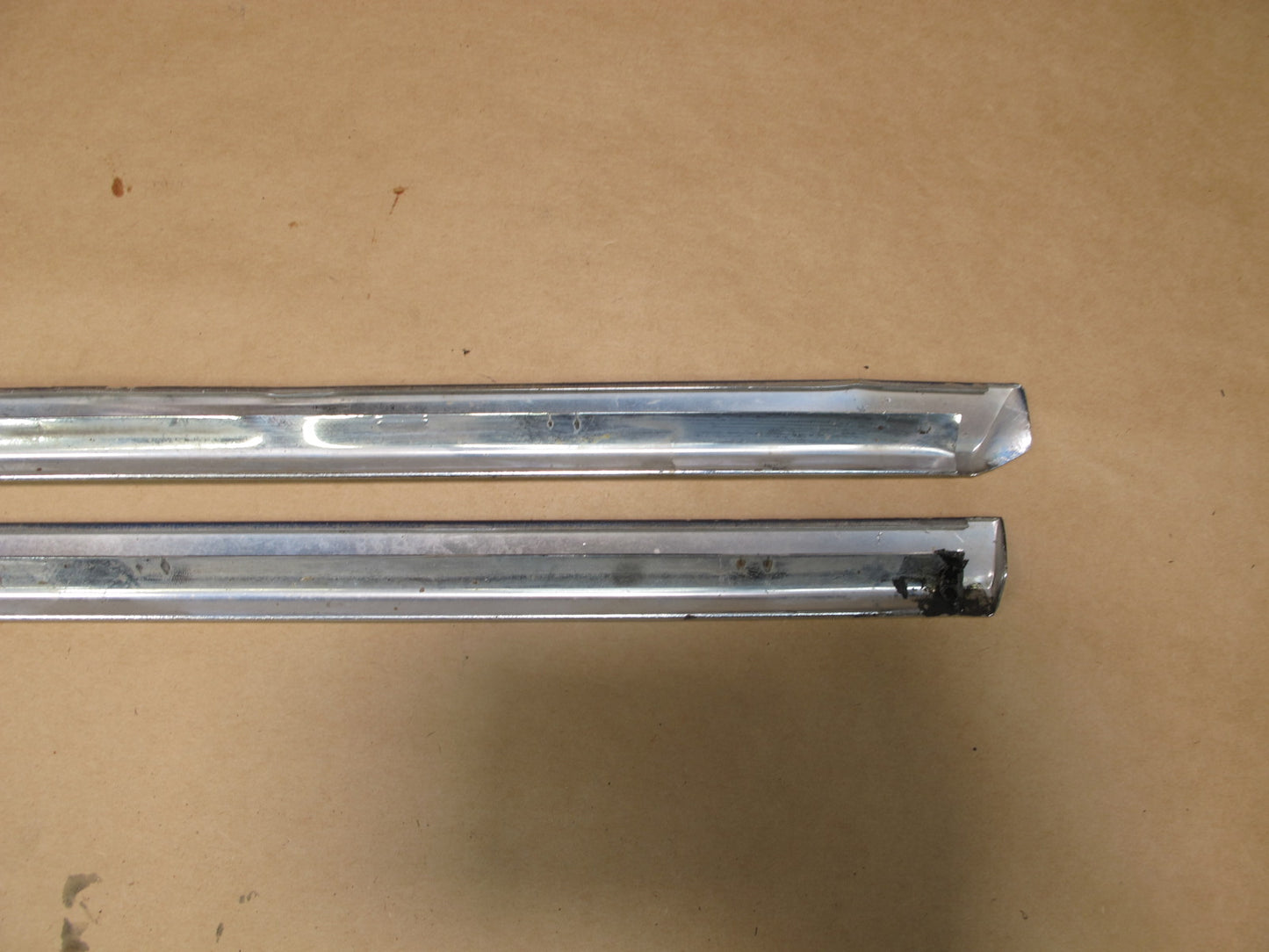 73-85 MERCEDES R107 SET OF 2 FRONT LEFT & RIGHT CHROME TRIM MOLDING COVER OEM