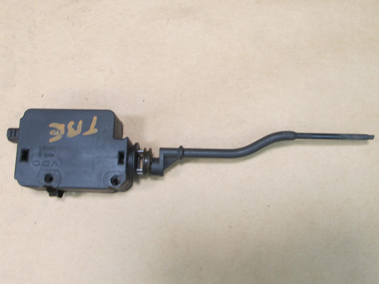 01-06 BMW E46 3-SERIES FUEL DOOR SERVO ACTUATOR MOTOR 8372240 OEM