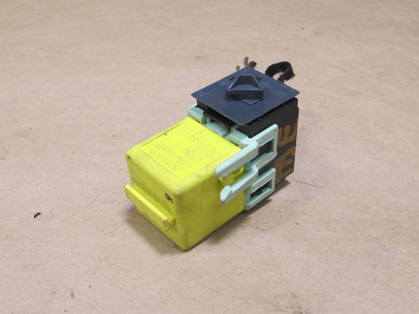 01-06 BMW E46 3-SERIES ZINC YELLOW RELAY 1389105 OEM