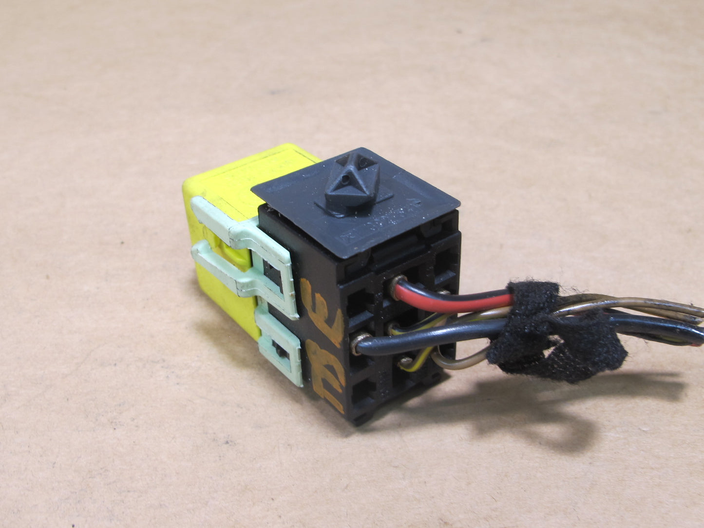 01-06 BMW E46 3-SERIES ZINC YELLOW RELAY 1389105 OEM