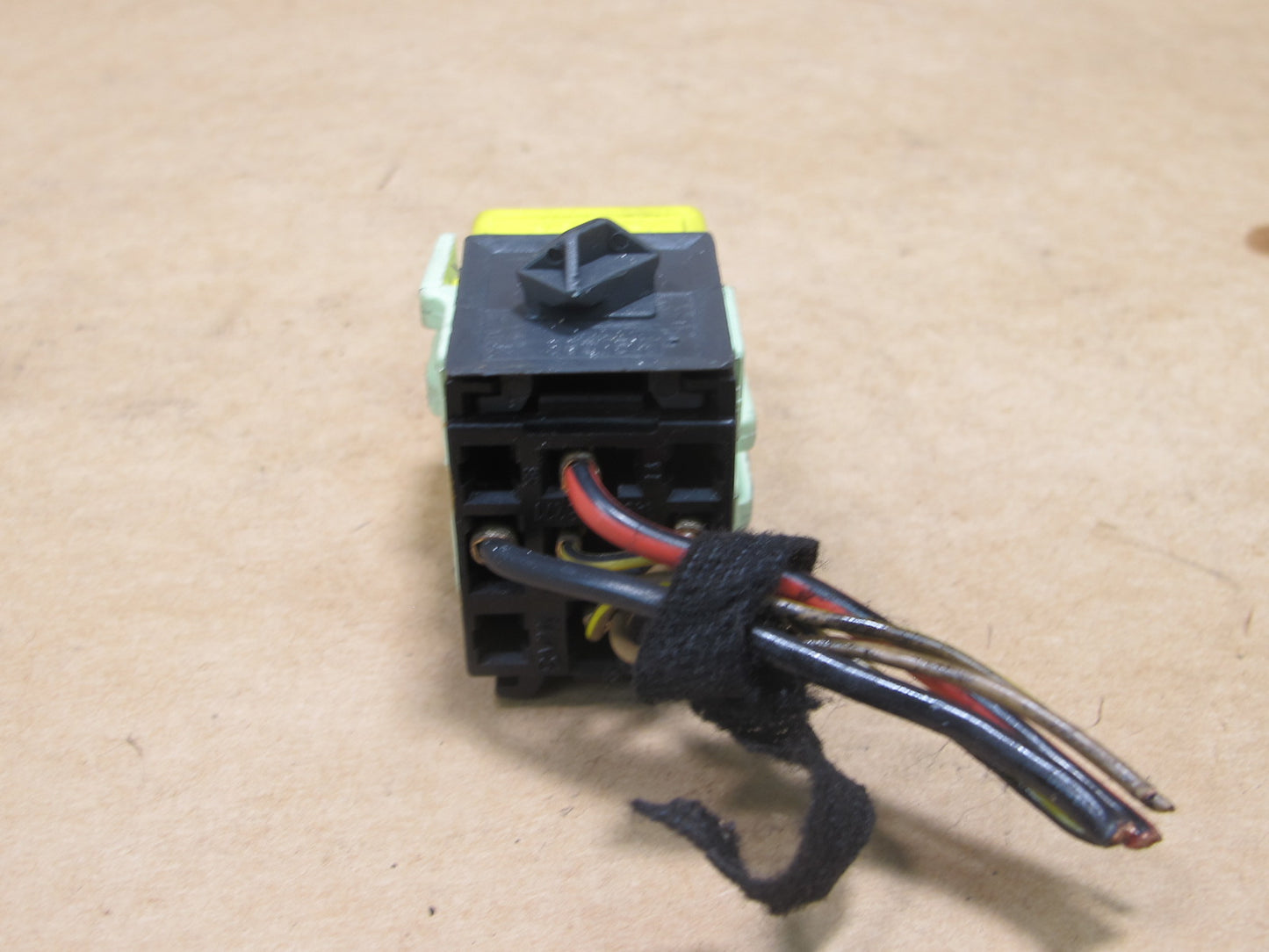 01-06 BMW E46 3-SERIES ZINC YELLOW RELAY 1389105 OEM