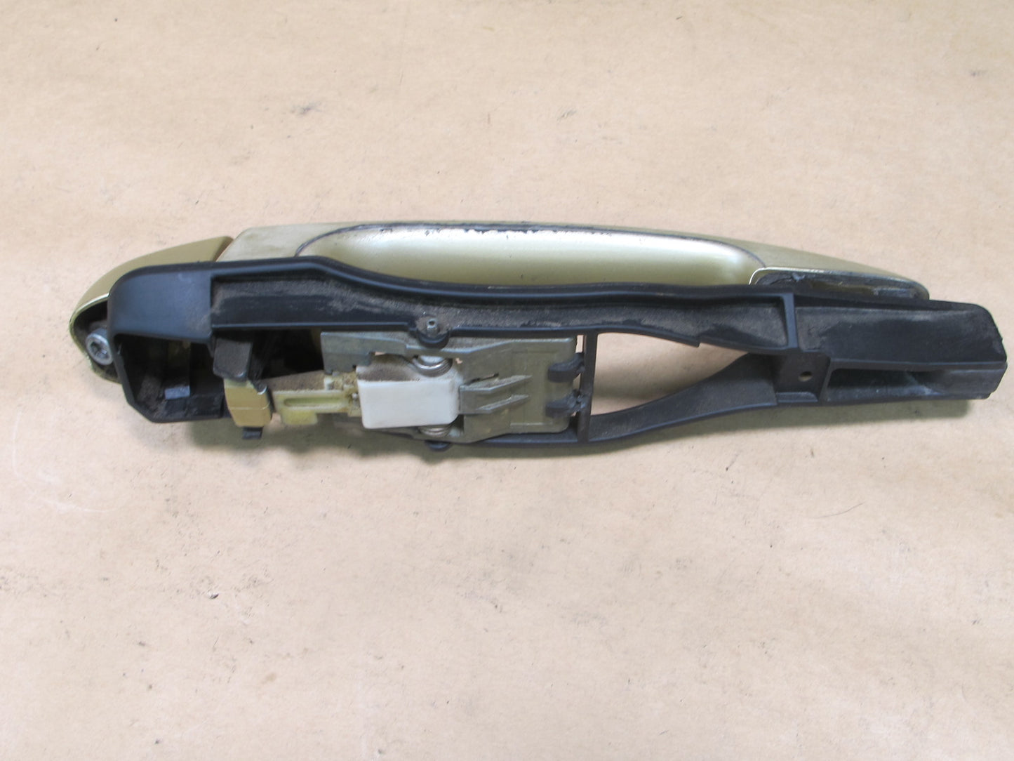 01-06 BMW E46 3-SERIES COUPE CONVERTIBLE LEFT DOOR EXTERIOR HANDLE OEM