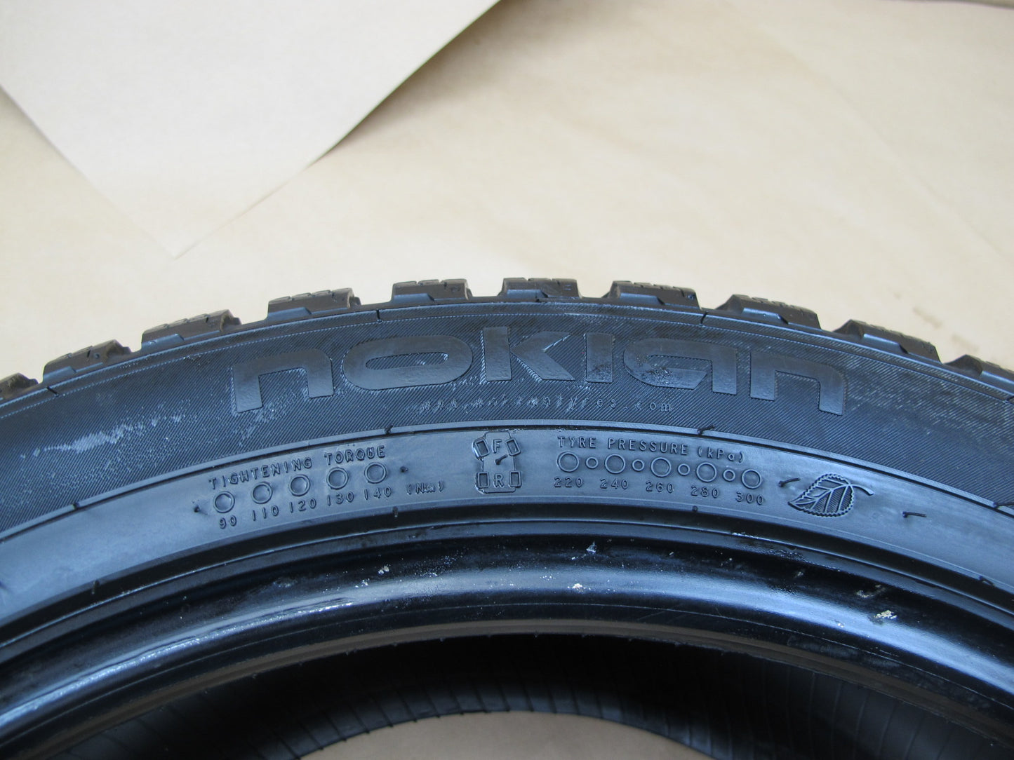 Nokian hakkapeliitta 8 275/40R19 high thread