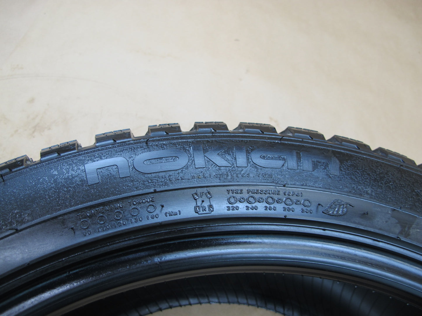 Nokian hakkapeliitta 8 275/40R19 high thread