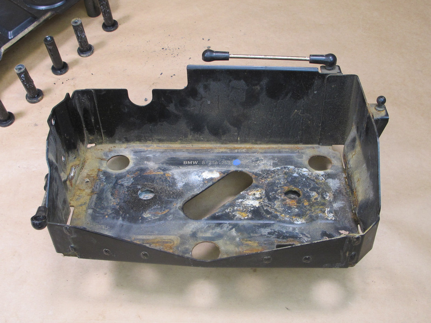 01-06 BMW E46 CONVERTIBLE BATTERY TRAY VIBRATION ABSORBER BRACKET ASSEMBLY OEM