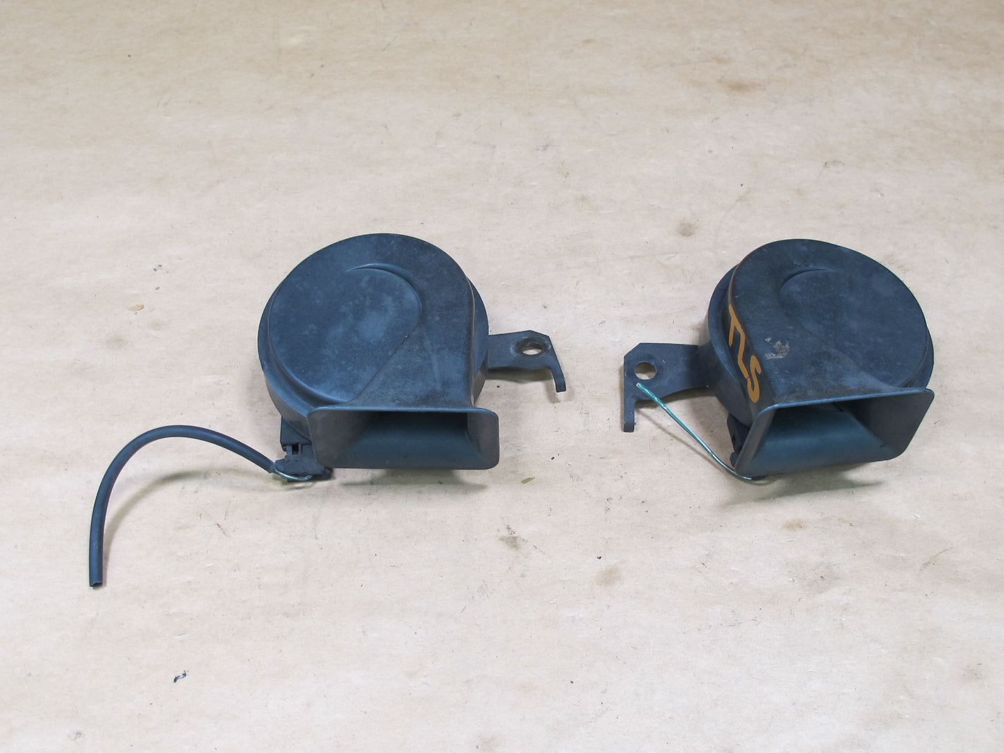 90-94 LEXUS UCF10 LS400 SET OF 2 HIGH & LOW TONE NOTE PITCH HORN SIGNAL OEM