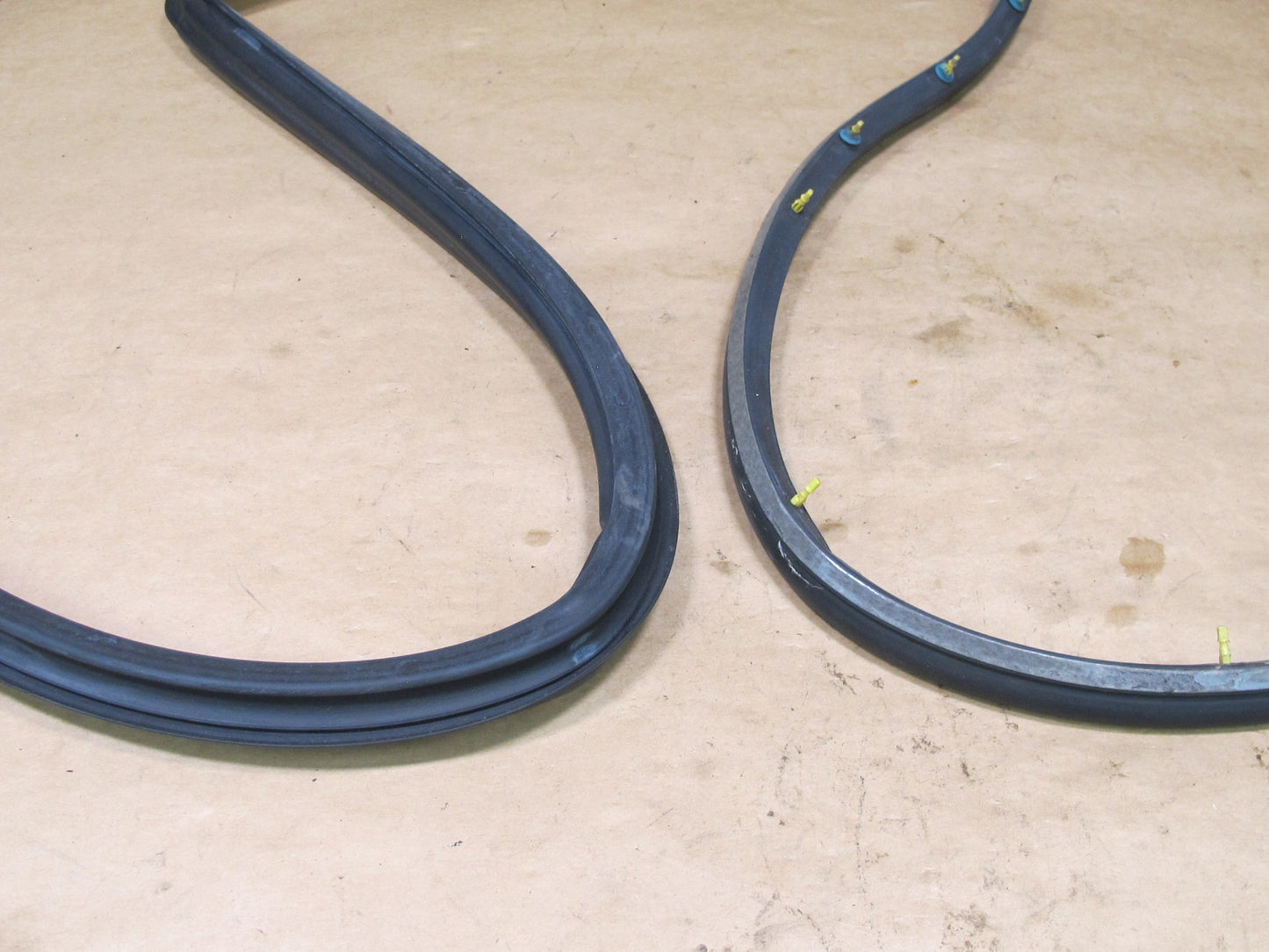 90-94 LEXUS UCF10 LS400 FRONT RIGHT DOOR WEATHERSTRIP RUBBER SEAL OEM